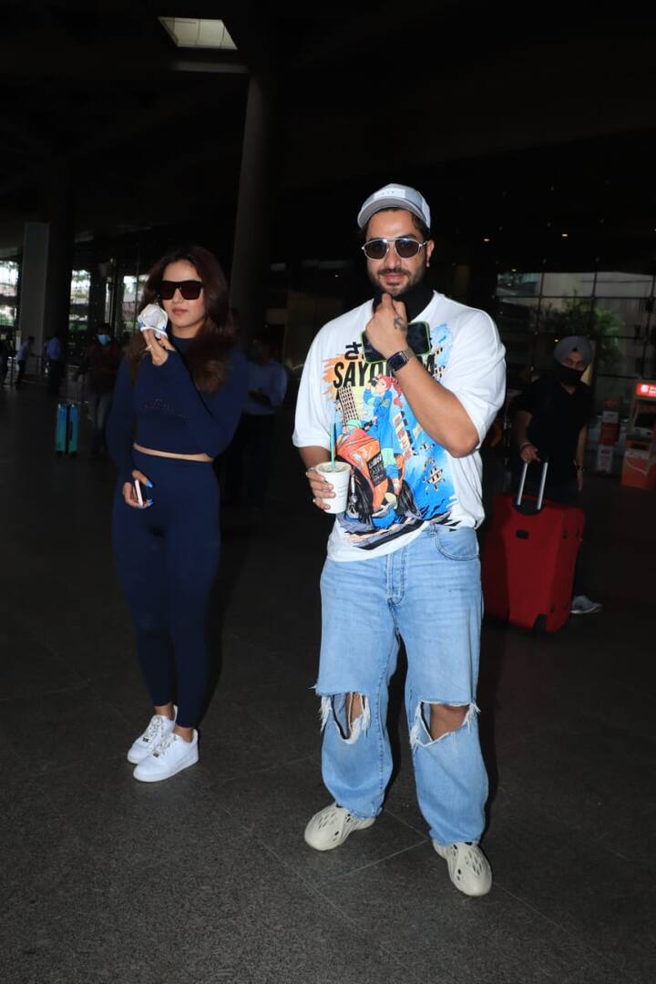 आज जैस्मिन और अली एयरपोर्ट पर नज़र आए. दोनों मास्क लगाए हुए थे लेकिन पैपराजी के कहने पर उन्होंने इसे हटाकर पोज दिया.