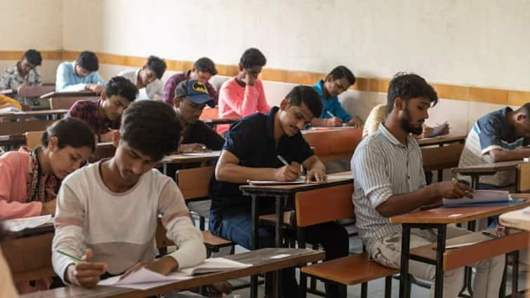 Maharashtra HSC Exam update class 12th standard evaluation policy to be announced soon, says Varsha Gaikwad Maharashtra HSC Exam : बारावीच्या परीक्षेच्या मूल्यमापनाचे धोरण लवकरच जाहीर होणार : वर्षा गायकवाड