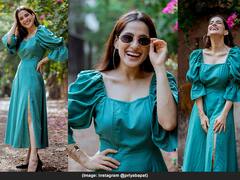 PHOTO : मनमोकळं हास्य अन् क्लासी अदा; प्रिया बापटच्या ग्लॅमरस लूकवर चाहते फिदा