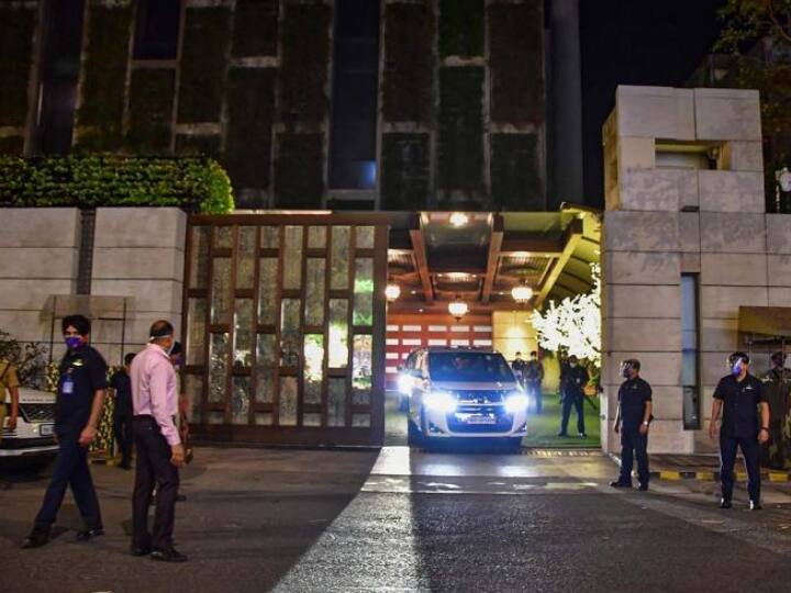 Mukesh Ambani Bomb Scare Case Next Police man suspended Mukesh Ambani | அம்பானி வீட்டருகே வெடிபொருள் கார் : போலீஸ் அதிகாரி சுனில்மானே நீக்கம்