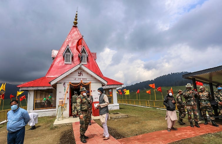 In Gulmarg Army with support from locals renovates famous Shiv Temple Gulmarg: স্থানীয়দের সঙ্গে নিয়ে গুলমার্গে শিবমন্দির সংস্কার সেনার