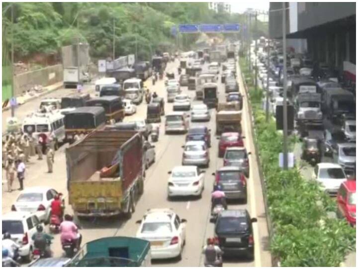 Mumbai: Traffic jam after relaxation of lockdown rules, vehicles stuck for hours at Mulund check point ANN मुंबई : लॉकडाउन के नियमों में ढील देने के बाद ट्रैफिक जाम, मुलुंड चेक पॉइंट पर घंटो फंसे रहे वाहन 