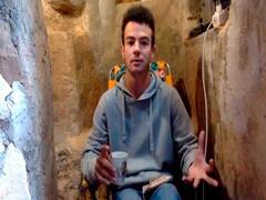 கோபத்தில் கோடாரியை எடுத்த 14 வயது சிறுவன்; குகை வீடு கட்டிய வினோதம்!