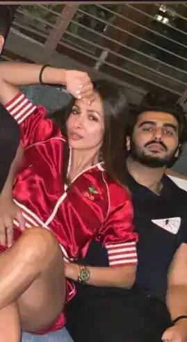 ਅਰਜੁਨ ਕਪੂਰ ਤੇ ਮਲਾਇਕਾ ਅਰੋੜਾ ਕਰੀਬ ਤਿੰਨ ਸਾਲ ਤੋਂ ਰਿਸ਼ਤੇ 'ਚ ਹਨ। ਸਾਲ 2019 'ਚ ਦੋਵਾਂ ਨੇ ਆਪਣੇ ਰਿਸਤੇ ਦੀ ਪੁਸ਼ਟੀ ਕੀਤੀ ਸੀ। ਉਹ ਜ਼ਿਆਦਾਤਰ ਇਕੱਠੇ ਨਜ਼ਰ ਆਉਂਦੇ ਹਨ। ਖਾਸ ਗੱਲ ਇਹ ਹੈ ਕਿ ਇਸ ਰਿਸ਼ਤੇ ਨੂੰ ਲੈਕੇ ਮੀਡੀਆ 'ਚ ਘੱਟ ਹੀ ਗੱਲ ਕਰਦੇ ਸਨ।