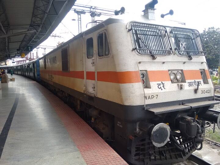 Vaigai express Passenger Train Services Resume From yesterday Vaigai Superfast Express | வைகை எக்ஸ்பிரஸ் மீண்டும் இயக்கம்: சென்னைக்கு படையெடுத்த மதுரைவாசிகள்!