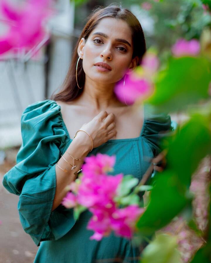 आपल्या मनमोकळ्या हास्यानं आणि अदांनी चाहत्यांना खिळवून ठेवणारी अभिनेत्री म्हणजे, प्रिया बापट. (Photo Credit : @priyabapat/Instagram)