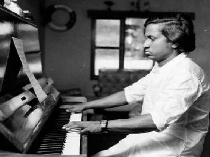 கீ போர்டில் விரல் வைத்து வித்தையை செய்யும் இசைஞானி