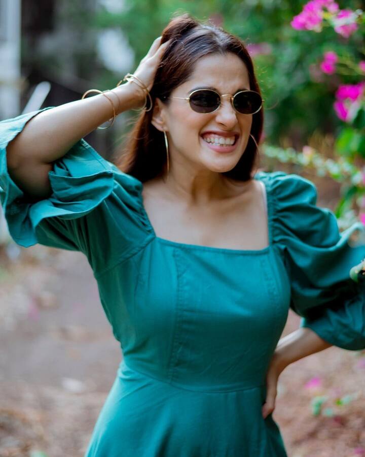 ट्रेडिशनल असो वा वेस्टर्न... प्रिया नेहमीच क्लासी लूक कॅरी करताना दिसून येते. तिच्या प्रत्येक लूकवर चाहतेही भरभरुन लाईक्स आणि कमेंट्सचा वर्षाव करत असतात. (Photo Credit : @priyabapat/Instagram)