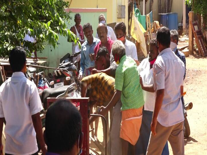 Ration item token not delivered to homes  Fighting over distribution in Karaikudi வீட்டுக்கு வராமல் வீதிக்கு வந்த டோக்கன்; விநியோகத்தில் கும்மாங்குத்து குஸ்தி!