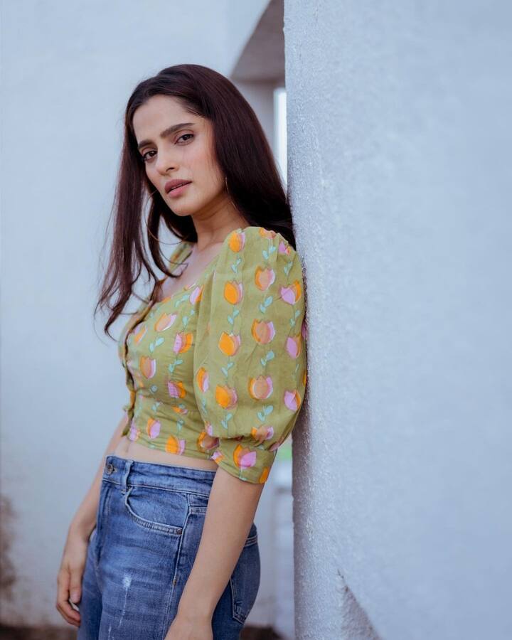नुकतेच प्रियानं काही वेस्टर्न लूकमधील आपले फोटो शेअर केले आहेत. (Photo Credit : @priyabapat/Instagram)