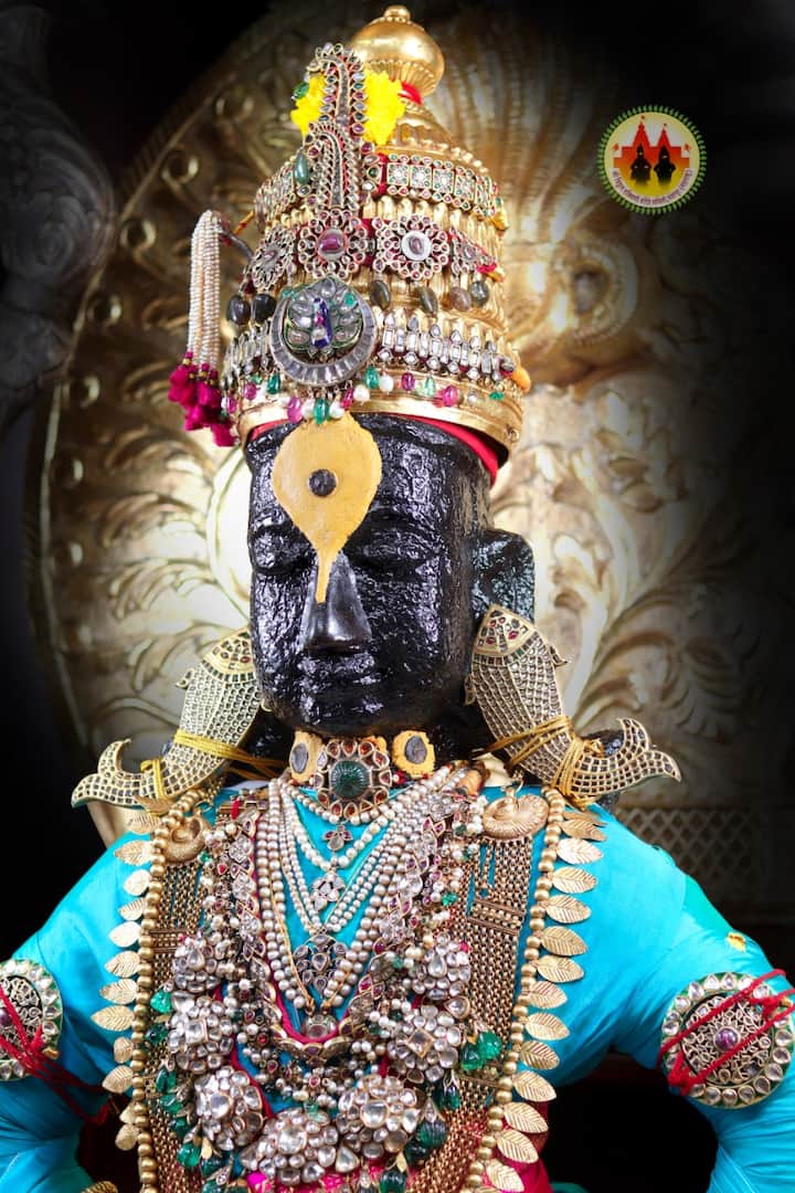 मंदिर कर्मचाऱ्यांनी हजारो वॉटरप्रूफ प्रतिमा बनविल्या आहे.
