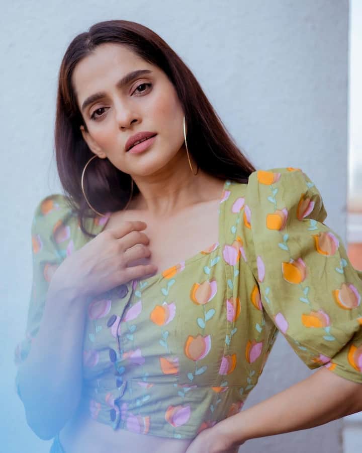 प्रिया नेहमीच सोशल मीडियावर आपले क्लासी आणि ग्लॅमरस फोटो शेअर करत असते. (Photo Credit : @priyabapat/Instagram)