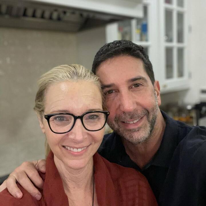 When you have Ross and Phoebe under one roof, you can expect fireworks, right? This photo featuring Lisa Kudrow and David Schwimmer went viral in no time. It received over 2.8 million likes on Instagram. Lisa captioned the post as,
