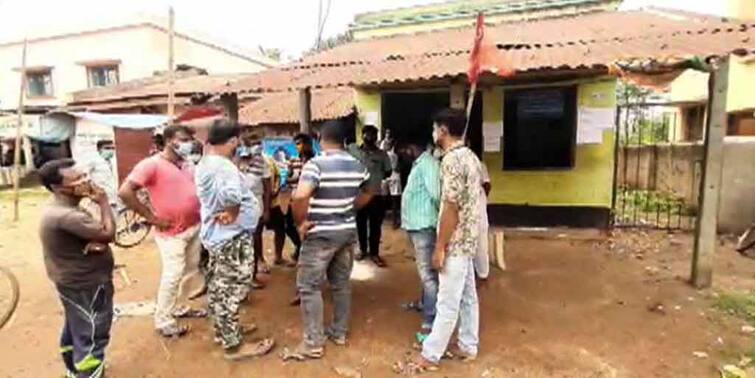 protest in ration shop for giving expired food packet, incident happened in Paschim Medinipur Protest against Ration Shop: পোকা ধরা আটার প্যাকেট দেওয়ার অভিযোগ, পশ্চিম মেদিনীপুরে রেশন দোকানে বিক্ষোভ