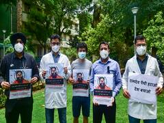 रेजिडेंट डॉक्टर्स ने रामदेव के बयान का किया विरोध प्रदर्शन, सरकार से एक्शन लेने की मांग