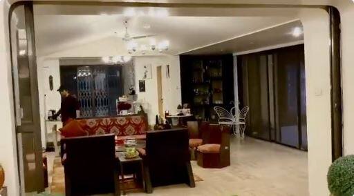 করোনা আবহের শুরু থেকেই লোনাভলায় নিজের ফার্ম হাউজে রয়েছেন ধর্মেন্দ্র। বলিউডের অন্যতম জনপ্রিয় 'পাওয়ার কাপল' প্রায় বছর খানেক আলাদাই রয়েছেন।