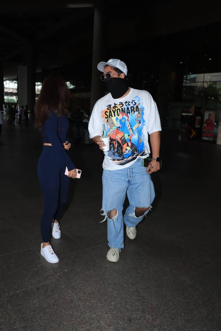 इस दौरान जैस्मिन ब्लू कलर के co-ord सेट में नज़र आईं तो वहीं अली गोली रिप्ड जिंस और ओवरसाइज्ड टी-शर्ट में दिखे.