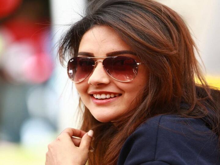 15 வயதில் காரியஸ்தன் என்ற மலையாள திரைப்படத்தில் தங்கை கதாபாத்திரத்தில் நடித்தார்