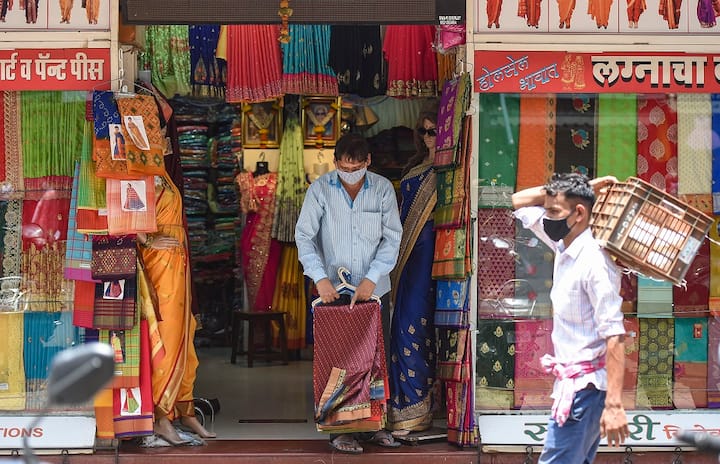 সকাল ৭ টা থেকে বেলা ১১টার বদলে দোকানগুলিকে দুপুর ২ টো পর্যন্ত খুলে রাখার ছাড়পত্র দেওয়া হয়েছিল।