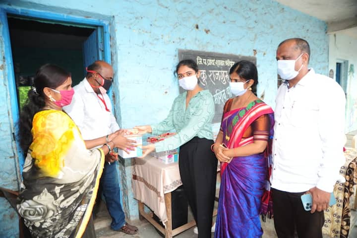 कोरोनाच्या पार्श्वभूमीवर अनावश्यक खर्च टाळून आज रिंकू राजगुरू हिने कुटुंबासोबत  कोरोना जनजागृती करत आपला वाढदिवस साजरा केला.