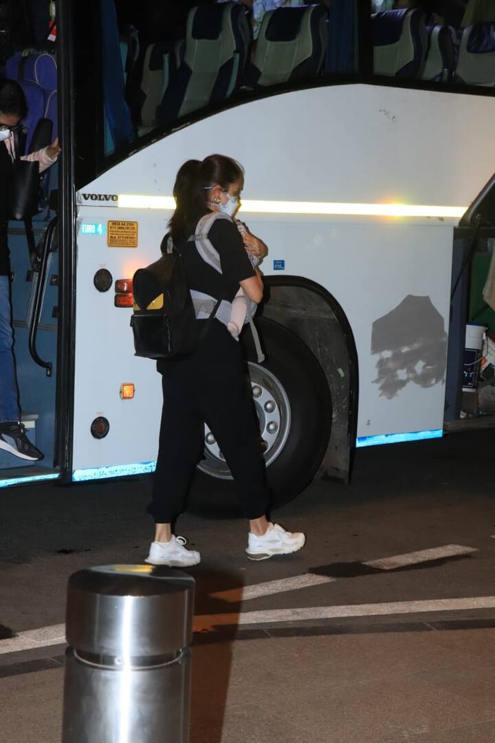 एयरपोर्ट पर बस से उतरने के बाद अनुष्का शर्मा की ये तस्वीरें सामने आई हैं जिसमें वो बेटी वामिका को गोद में लिए हुए जा रही हैं.