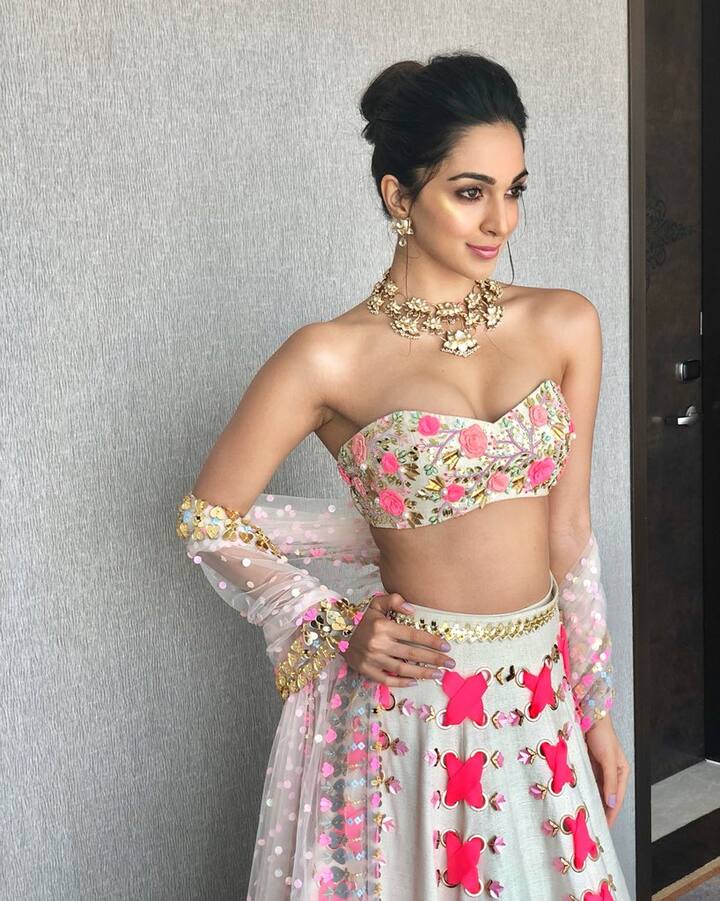इस लहंगे को कियारा ने मॉर्डन लुक देने के लिए एक स्ट्रैपलेस कॉर्सेट ब्लाउज के साथ पहना था. कियारा का ये लुक वेस्टर्न और देसी के बीच एकदम सही संतुलन बना रहा है.