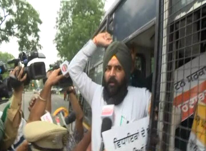 ਉਨ੍ਹਾਂ ਕਿਹਾ ਕਿ ਕੈਪਟਨ ਨੇ ਚੋਣਾਂ ਦੌਰਾਨ ਪੰਜਾਬ ਦੇ ਲੋਕਾਂ ਨਾਲ ਕੀਤੇ ਵਾਅਦਿਆਂ ਵਿੱਚੋਂ ਇੱਕ ਵੀ ਪੂਰਾ ਨਹੀਂ ਕੀਤਾ।