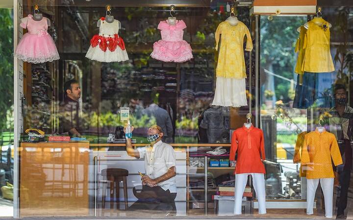 শুক্রবার থেকে অর্ধেক মহারাষ্ট্রে কার্যত উঠে যাচ্ছে লকডাউন। ৩৬ জেলার মধ্যে ১৮টিতেই আর অল্প কিছু নিয়ম ছাড়া ছাড় দেওয়া হয়েছে সবকিছুতেই।