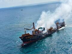 சுற்றுச்சூழலுக்கு அபாயம்.. கடலில் தீப்பற்றி எரிந்த ரசாயனக் கப்பல் - புகைப்படங்கள்