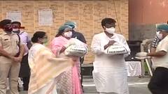 CM's Relief Distribution: আলিপুরে ত্রাণ বিলি করলেন মুখ্যমন্ত্রী, সঙ্গে ফিরহাদ হাকিম