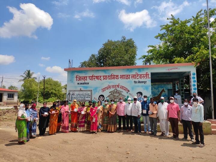रिंकूच्या वाढदिवसानिमित्त वडील महादेव राजगुरू, आई आशा राजगुरू यांच्यासह रिंकू हिने महाळुंग परिसरातील जिल्हा परिषद शाळेला भेट दिली.