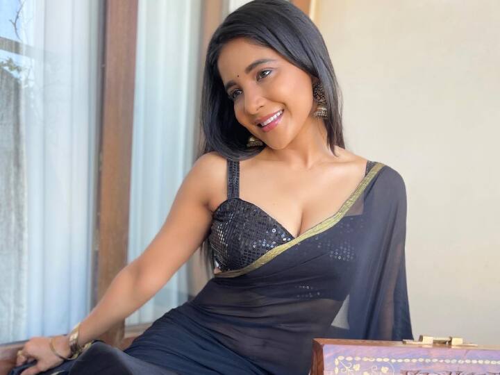 அண்ணா யுனிவர்சிட்டியில் எம்பிஏ பட்டம் முடித்த சாக்ஷி அகர்வால், அதனைத்தொடர்ந்து TCS மற்றும் இன்போசிஸ் உள்ளிட்ட ஐடி நிறுவனங்களில் பணிபுரிந்துள்ளார்.