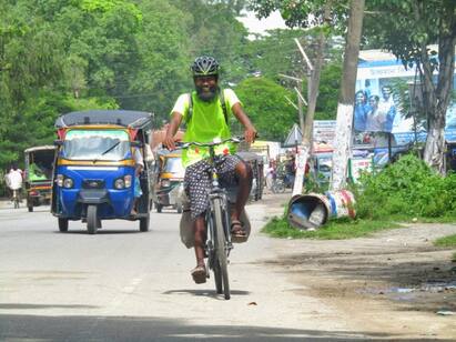 kumar shaw  cycling and storytelling across the country Kumar Shaw Bicycle Day | ”சைக்கிள் என்னோட கருப்பி” : இந்தியா முழுதும் மிதிவண்டியில் பயணித்த கதை சொல்லியின் அனுபவம்!