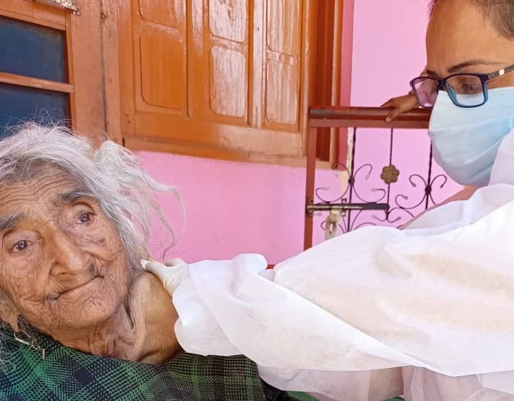 जम्मू-कश्मीर के बारामुला में 124 साल की महिला को लगी वैक्सीन की पहली डोज