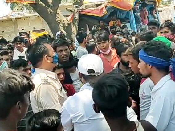 सिवानः बेटी के साथ हुई छेड़खानी का पिता ने किया विरोध तो बनाया बंधक, पीट-पीटकर हत्या सिवानः बेटी के साथ हुई छेड़खानी का पिता ने किया विरोध तो बनाया बंधक, पीट-पीटकर हत्या