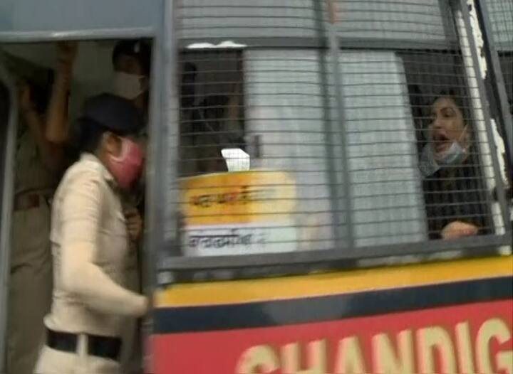 ਆਮ ਆਦਮੀ ਪਾਰਟੀ ਦੇ ਲੀਡਰਾਂ ਨੇ ਅੱਜ ਚੰਡੀਗੜ੍ਹ ਵਿੱਚ ਮੁੱਖ ਮੰਤਰੀ ਕੈਪਟਨ ਅਮਰਿੰਦਰ ਸਿੰਘ ਦੀ ਰਿਹਾਇਸ਼ ਮੂਹਰੇ ਧਰਨਾ ਦਿੱਤਾ।