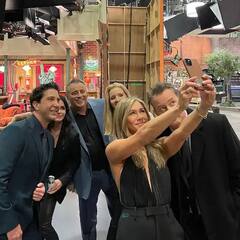 Friends: The Reunion: ১৭ বছর পর একমঞ্চে ‘ফ্রেন্ডস’-এর ৬ তারকা