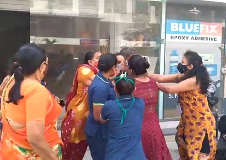 Vadodara : Ugly scuflle between women in society for covid paitients in community center Vadodara : શ્રીનાથ પ્લાઝા સોસાયટીમાં મહિલાઓ વચ્ચે કઈ બાબતે થઈ મારામારી? વીડિયો આવ્યો સામે