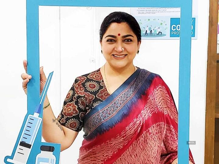 நடிகை குஷ்பூ தனக்கான தடுப்பூசியை எடுத்துக் கொண்டு இன்ஸ்டாவில் பதிவு செய்த போட்டோ