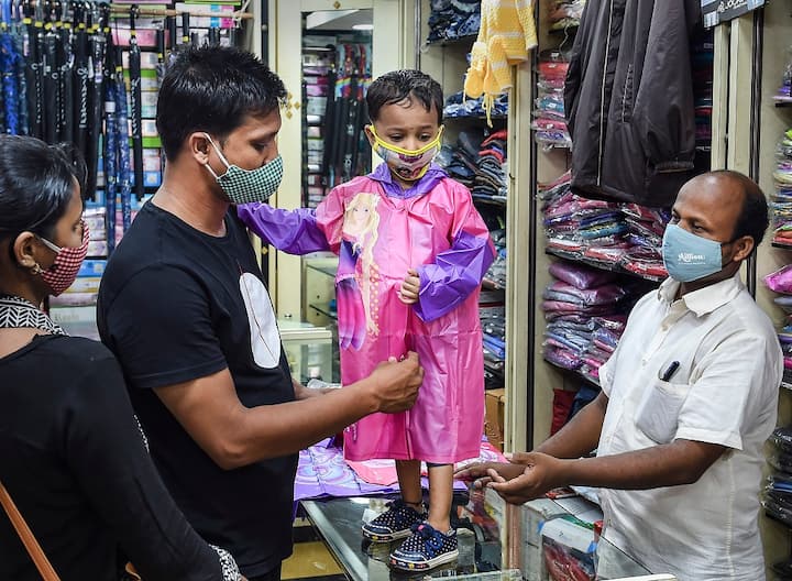 থানে, নাসিক, নাগপুর, ঔরঙ্গাবাদের মতো জেলাগুলিতে কাল থেকেই ছাড়। রেস্তোরাঁ, জিম, বিউটি পার্লার, শপিং মল খুলে যাচ্ছে ওই ১৮ জেলায়।