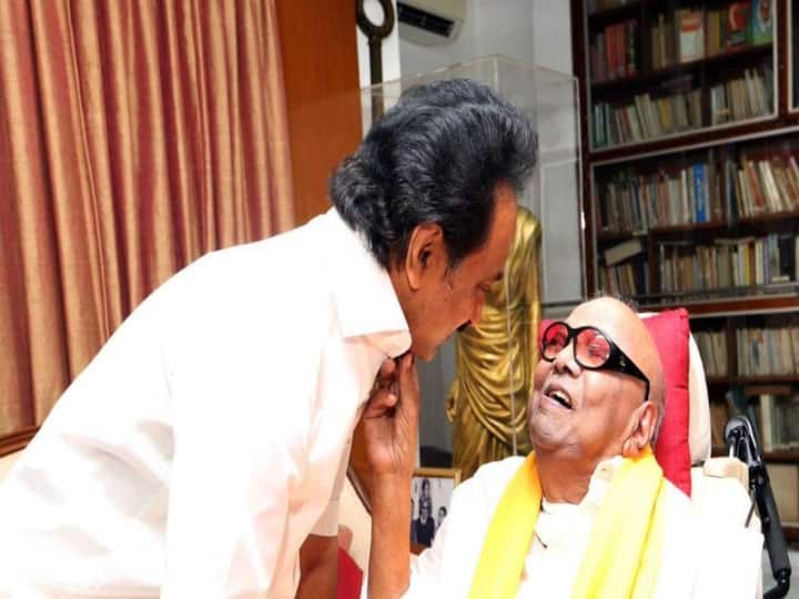Stalin's heartfelt speech on Karunanidhi's birthday Karunanidhi birthday: ‛மறையவில்லை... மறைந்திருந்து பார்க்கிறீர்கள்’ கருணாநிதி பிறந்த நாளில் ஸ்டாலின் உருக்கம்!