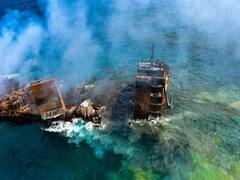 சுற்றுச்சூழலுக்கு அபாயம்.. கடலில் தீப்பற்றி எரிந்த ரசாயனக் கப்பல் - புகைப்படங்கள்