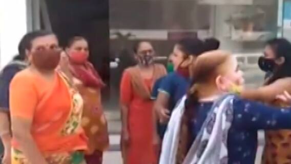 Vadodara: સ્વર્ગ કોમ્યુનિટી કેર સેન્ટરના સંચાલિકા અને લોકો વચ્ચે થયું ઘર્ષણ,જુઓ વીડિયો
