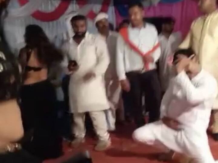 gorakhpur During the lockdown SP leader did obscene dance with the bar girls in marriage function ann साले की शादी में सपा नेता ने बार बालाओं के साथ किया अश्‍लील डांस, सोशल डिस्‍टेंसिंग की उड़ी धज्जियां  