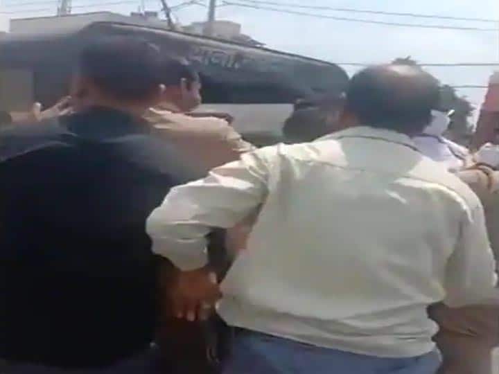कानपुर: हिस्ट्रीशीटर मनोज सिंह अभी भी पुलिस की गिरफ्त से बाहर, हिरासत से छुड़ाकर ले गए थे समर्थक