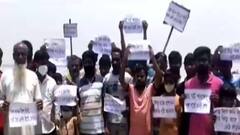 Riverbank Erosion: আটকানো যায়নি গঙ্গার ভাঙন, সামশেরগঞ্জে প্ল্যাকার্ড নিয়ে প্রতিবাদ গ্রামবাসীদের