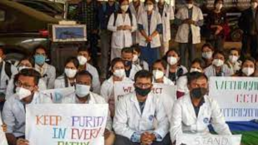 Madhya Pradesh Amidst The Corona Era About 3000 Junior Doctors Gave Mass Resignation | मध्य प्रदेशः कोरोना काल के बीच करीब 3,000 जूनियर डॉक्टरों ने दिया सामूहिक इस्तीफा