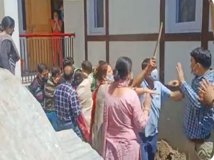 Chaos in Migrant Pandit rehabilitation colony as employees fight over accomodation ANN कुलगाम: कश्मीरी पंडितों की पुनर्वास कॉलोनी में सरकारी आवास के लिए लोग भिड़े