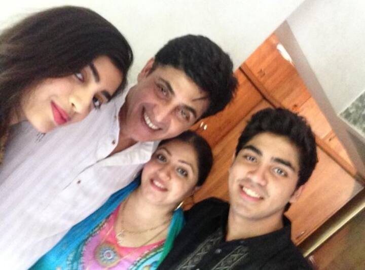 आसिफ की बेटी मरयम जहां एक मैनेजमेंट कंपनी चलाती हैं, वहीं उनके बेटे माजिद बतौर असिस्टेंट डायरेक्टर फिल्मों में काम करते हैं. आपको बता दें कि आसिफ की वाइफ का नाम जेबा शेख है और इनकी शादी को 26 साल हो चुके हैं. जेबा एक हाउसवाइफ हैं और घर की जिम्मेदारियां संभालती हैं.