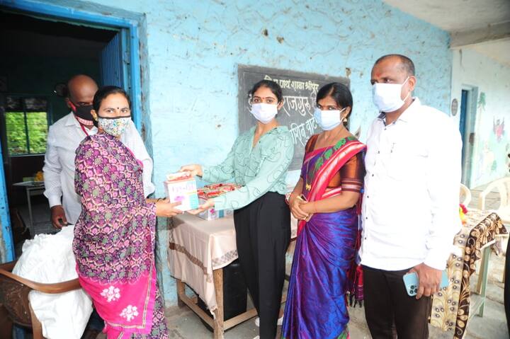 सैराटाच्या रिंकू राजदुरूने तिचा वाढदिवस 300 विद्यार्थ्यांसाठी वाफेची मशीन वाटून साजरा केला.